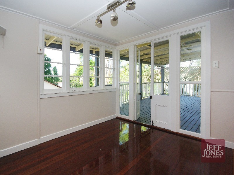 27 Headfort Street, Greenslopes QLD 4120