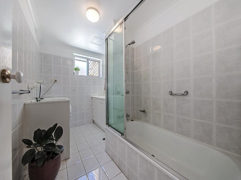 2/56 Knowsley Street, Greenslopes QLD 4120
