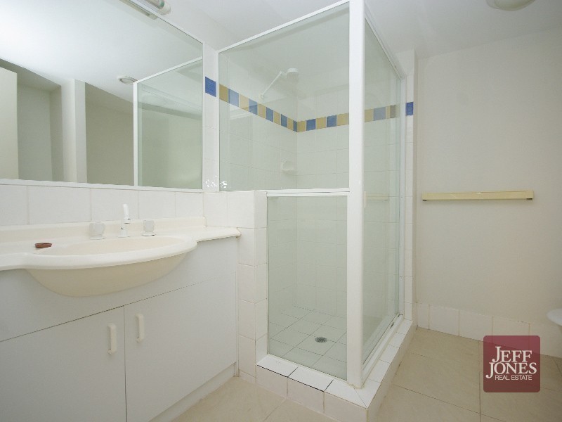 17/92 Norman Crescent, Norman Park QLD 4170