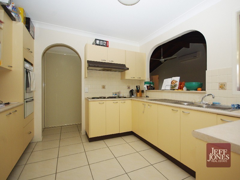 33 Barnard Street, Carindale QLD 4152