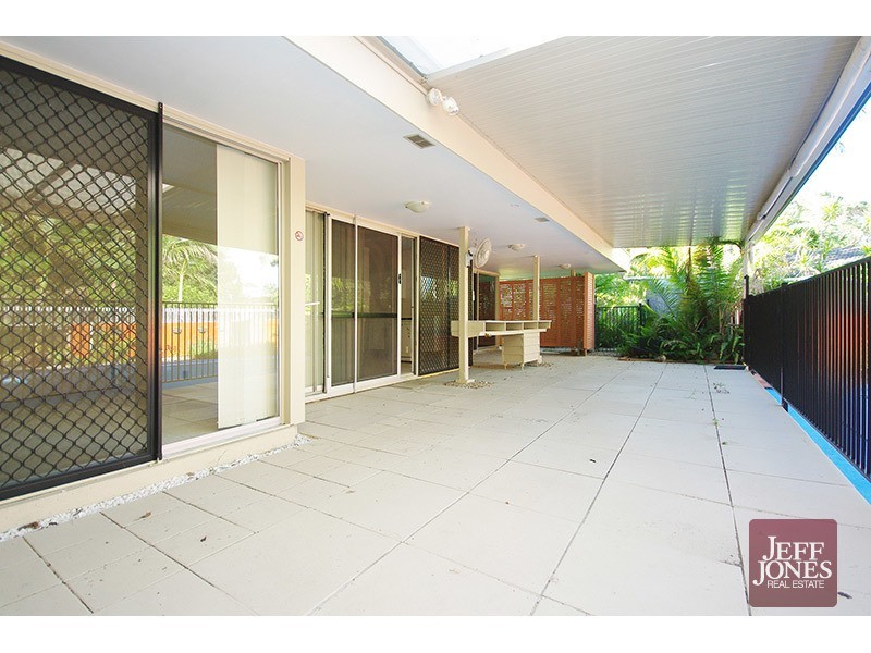 27 Bedser Street, Macgregor QLD 4109