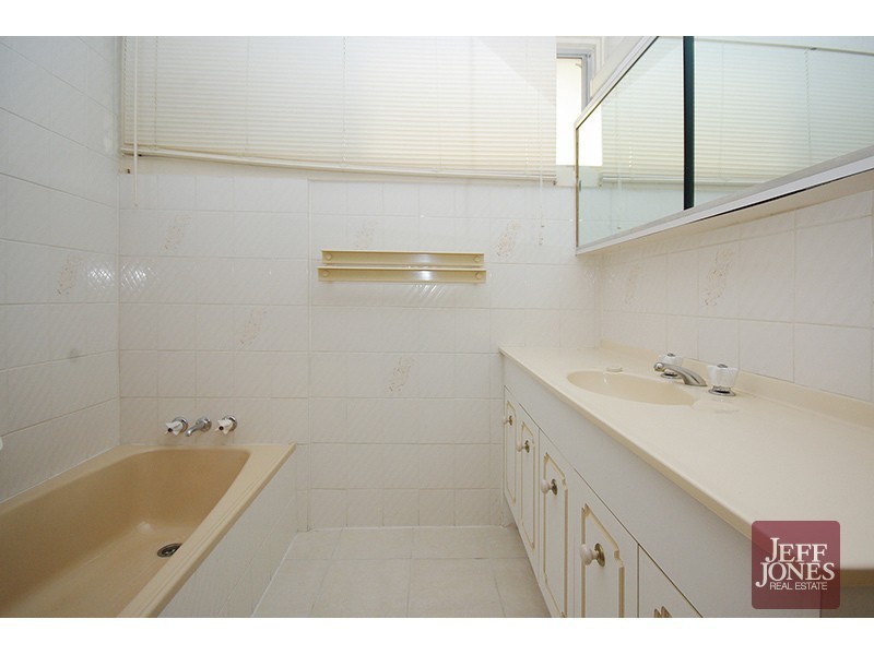 27 Bedser Street, Macgregor QLD 4109