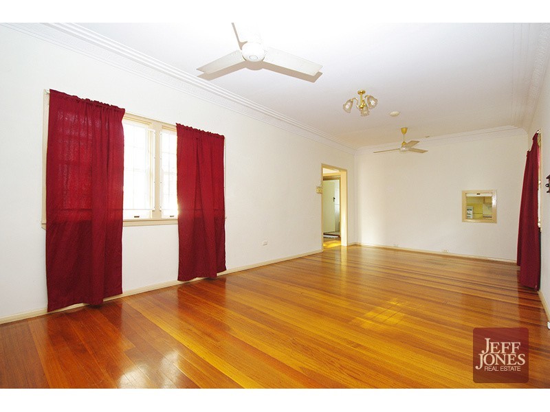 102 Peach Street, Greenslopes QLD 4120