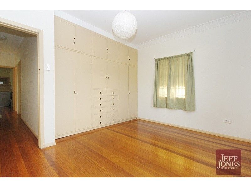 102 Peach Street, Greenslopes QLD 4120