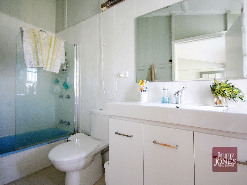 21 Lilly Street, Greenslopes QLD 4120