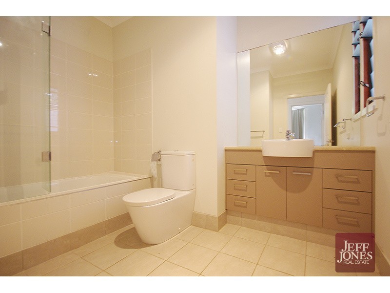1/25 Douglas Street, Greenslopes QLD 4120