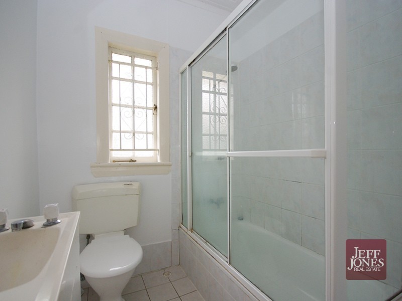 35 Merinda Street, Greenslopes QLD 4120