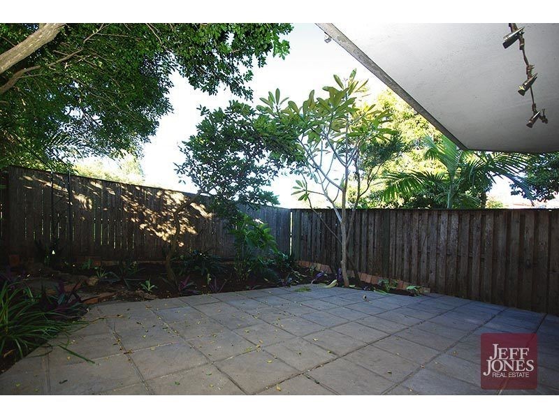 2/19 Temple Street, Coorparoo QLD 4151