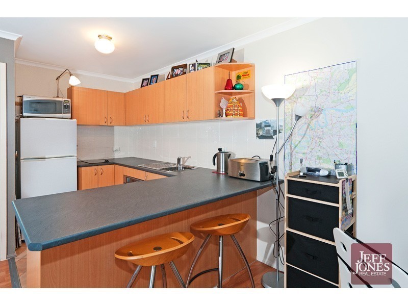 2/121 Old Cleveland Road, Greenslopes QLD 4120