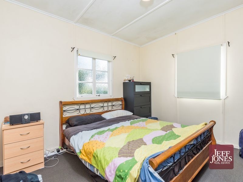 5 Walter Street, Holland Park QLD 4121