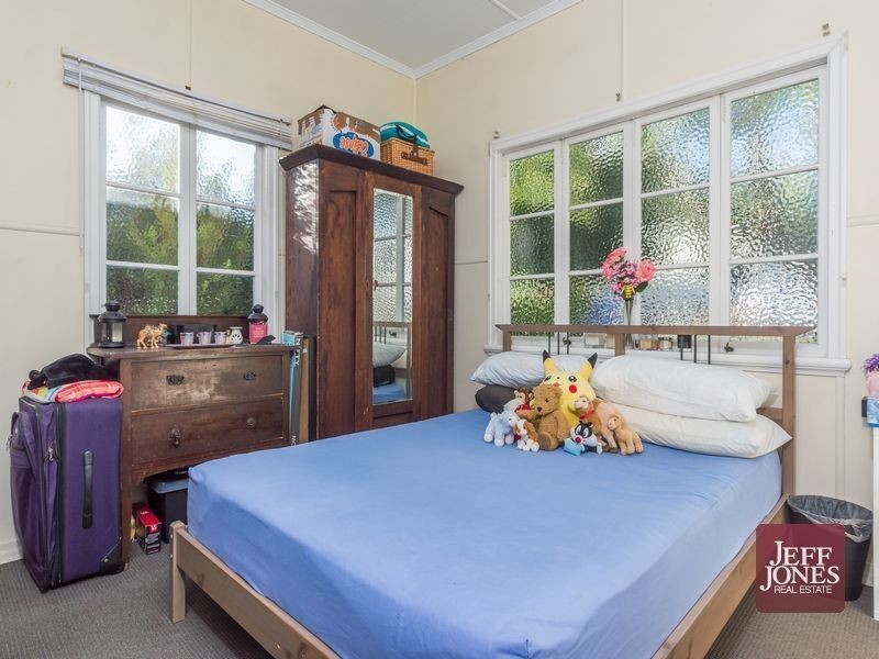 5 Walter Street, Holland Park QLD 4121