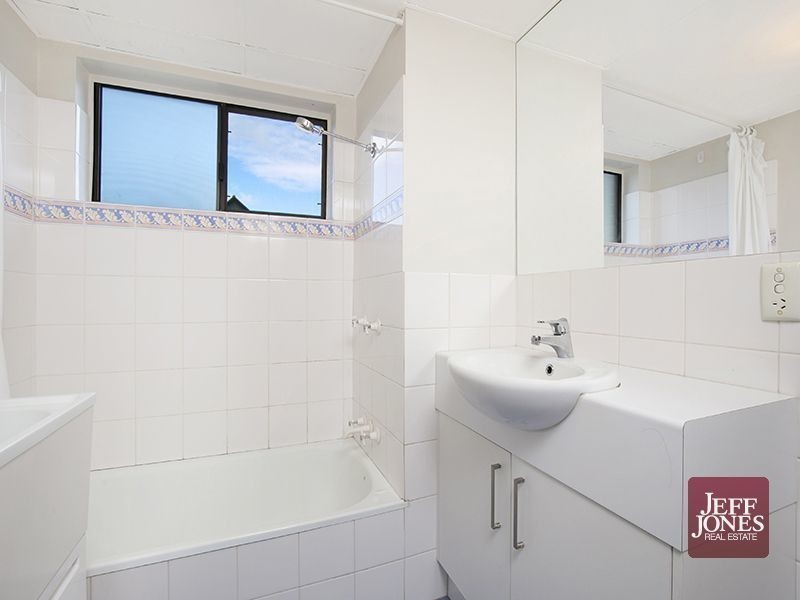 1/23 Earl Street, Greenslopes QLD 4120