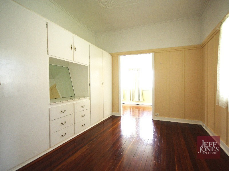 16 Logan Street, Greenslopes QLD 4120