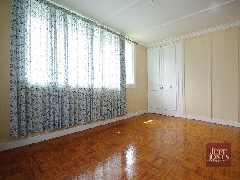 16 Logan Street, Greenslopes QLD 4120