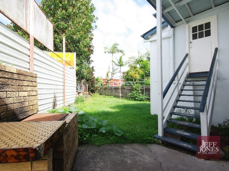 16 Logan Street, Greenslopes QLD 4120