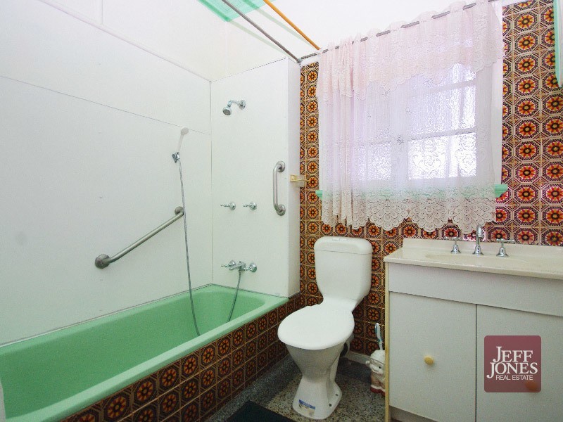 98 Earl Street, Greenslopes QLD 4120