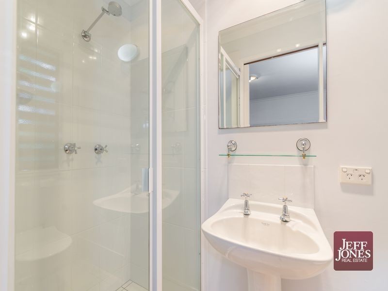 1/6 Flora Street, Greenslopes QLD 4120