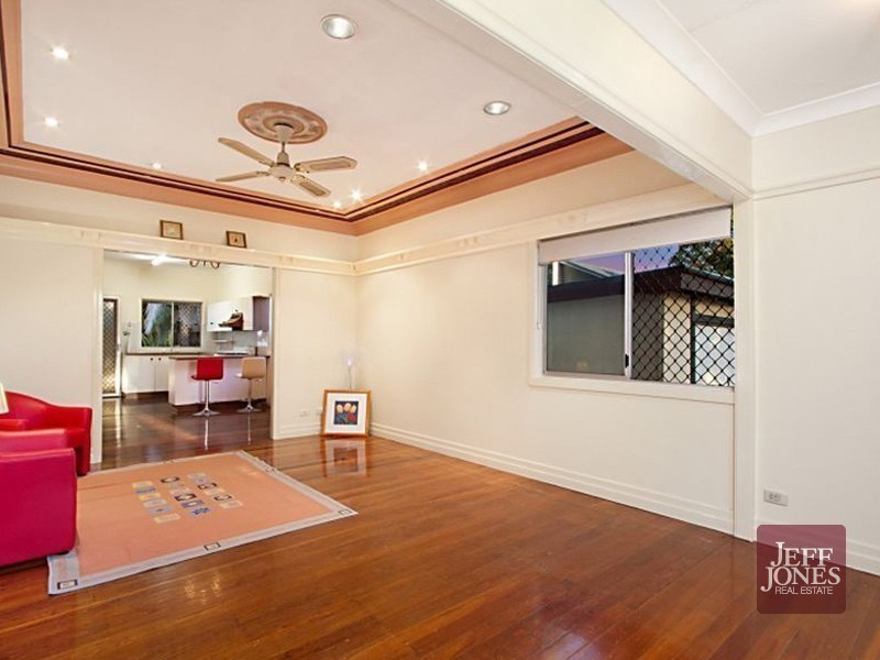 16 Pine Street, Greenslopes QLD 4120