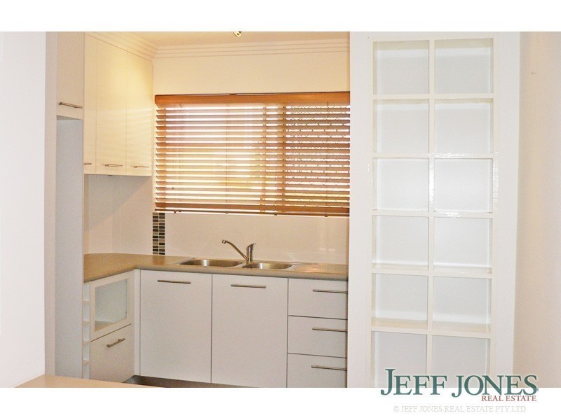 2/81 Kitchener Street, Coorparoo QLD 4151