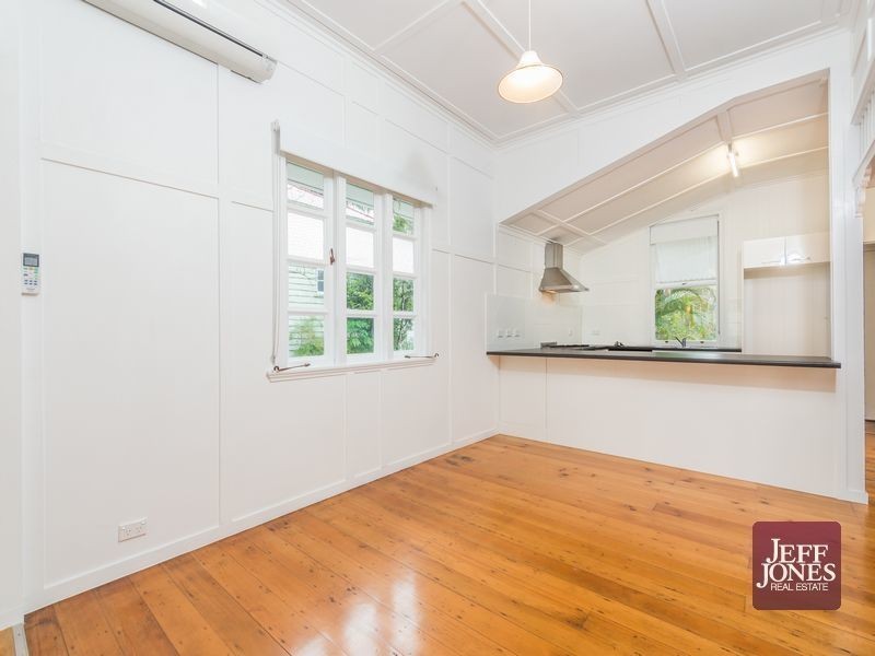 19 Rowsley Street, Greenslopes QLD 4120