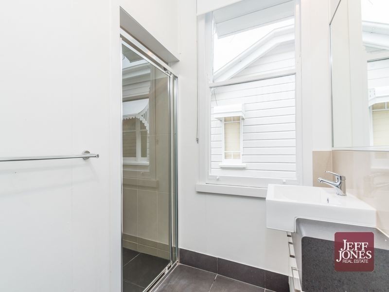 19 Rowsley Street, Greenslopes QLD 4120