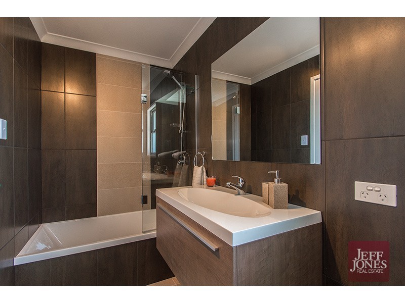 7 St Leonards Street, Coorparoo QLD 4151