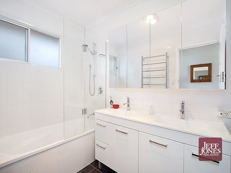 30 Dobbs Street, Holland Park West QLD 4121