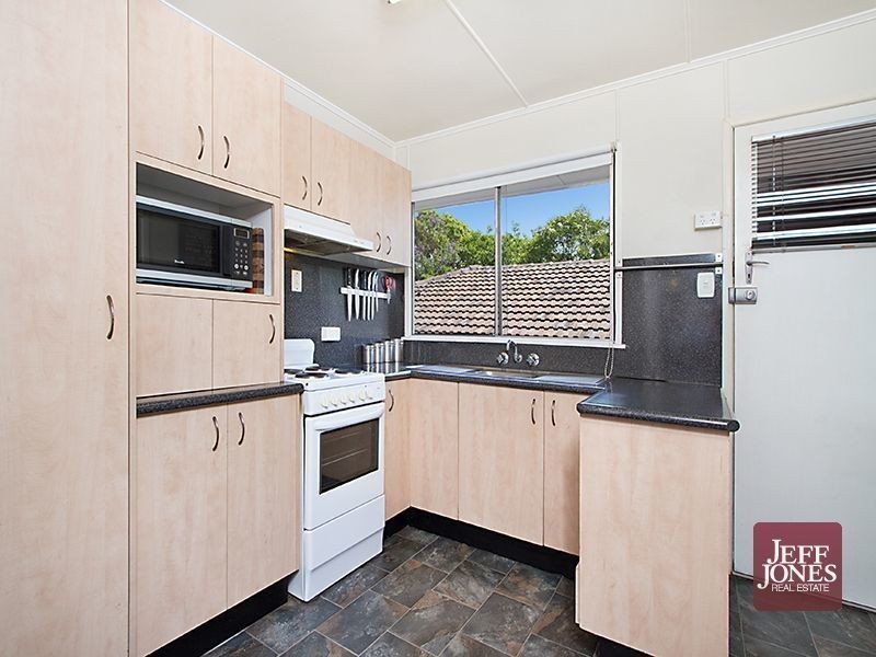 30 Dobbs Street, Holland Park West QLD 4121