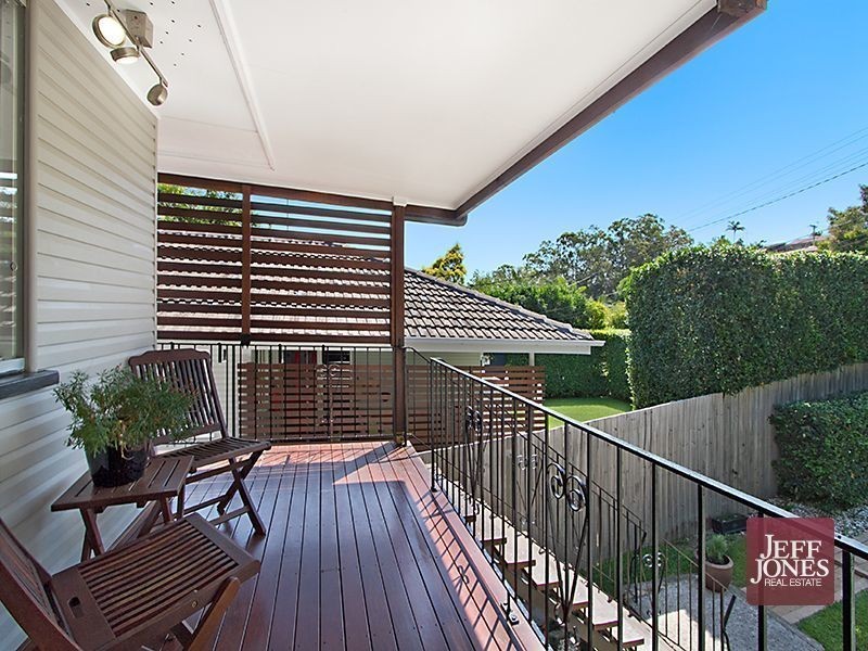 30 Dobbs Street, Holland Park West QLD 4121