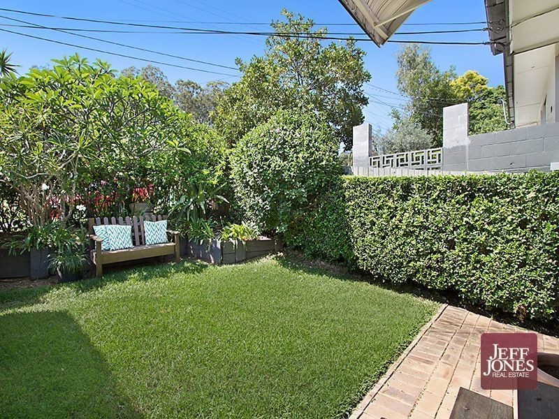 30 Dobbs Street, Holland Park West QLD 4121