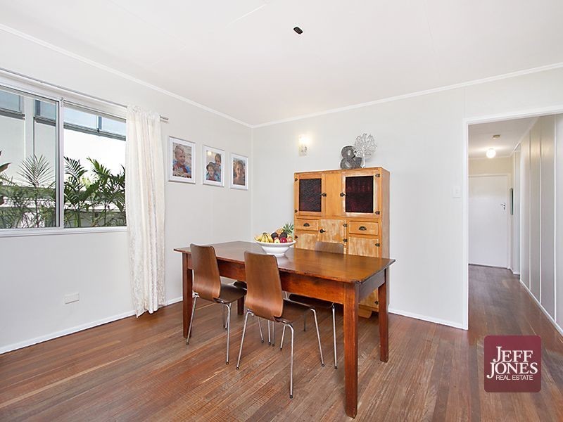 30 Dobbs Street, Holland Park West QLD 4121