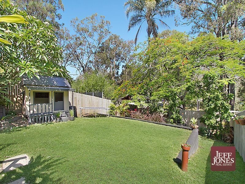 30 Dobbs Street, Holland Park West QLD 4121
