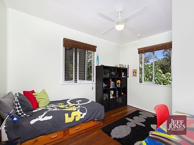 30 Dobbs Street, Holland Park West QLD 4121