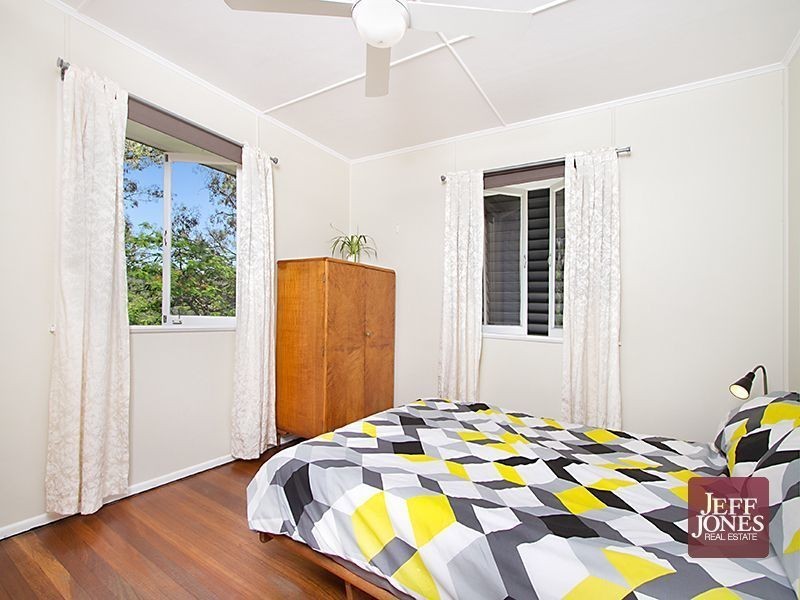 30 Dobbs Street, Holland Park West QLD 4121