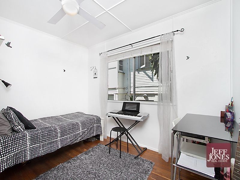 30 Dobbs Street, Holland Park West QLD 4121