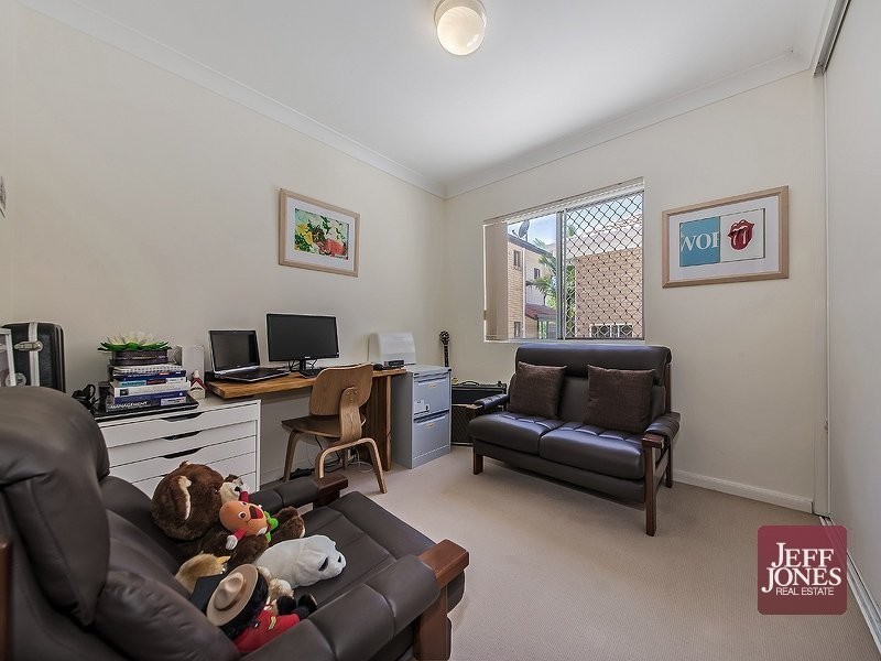 2/56 Knowsley Street, Greenslopes QLD 4120