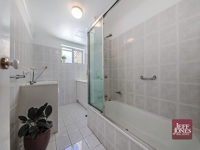2/56 Knowsley Street, Greenslopes QLD 4120