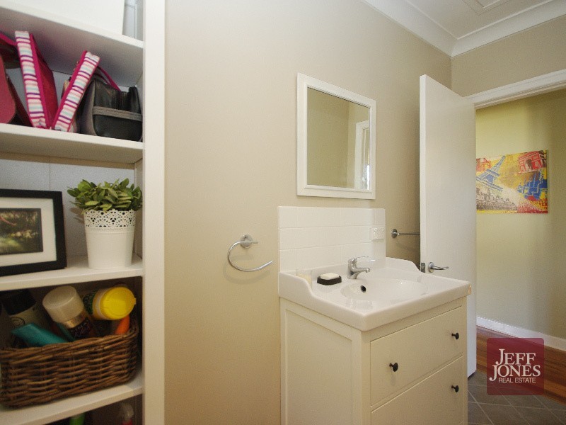 39 Sapphire Street, Holland Park QLD 4121