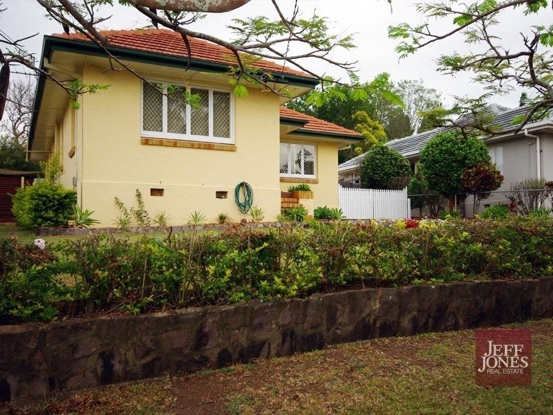 39 Sapphire Street, Holland Park QLD 4121