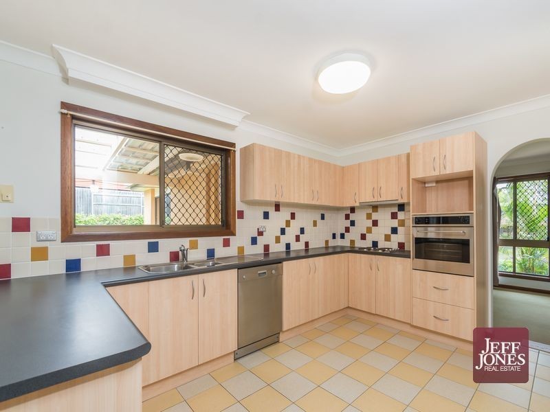 6 Rossmoya Street, Carindale QLD 4152