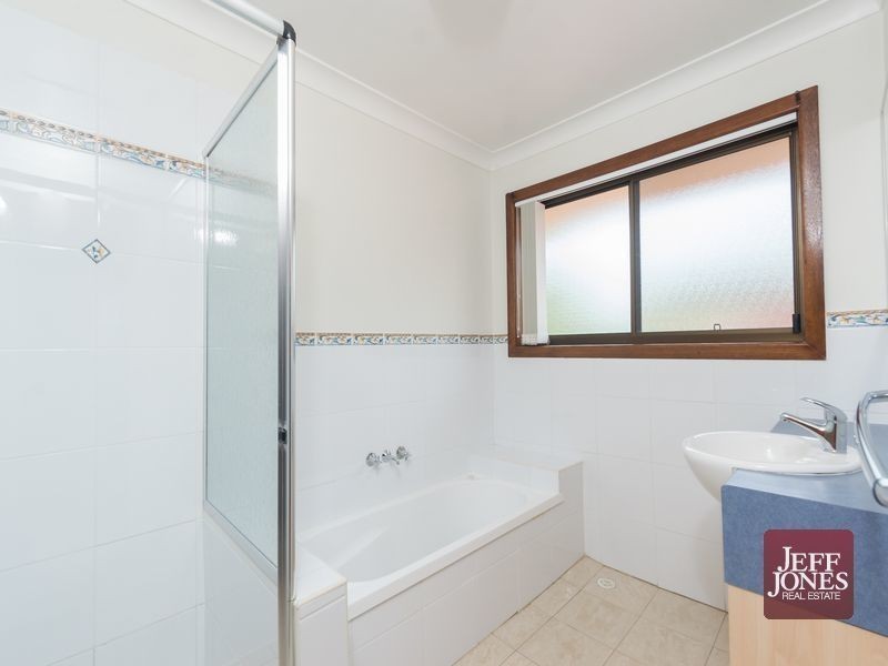 6 Rossmoya Street, Carindale QLD 4152