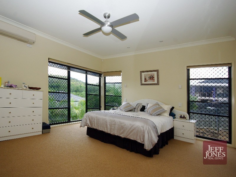12 Arncliffe Close, Carindale QLD 4152