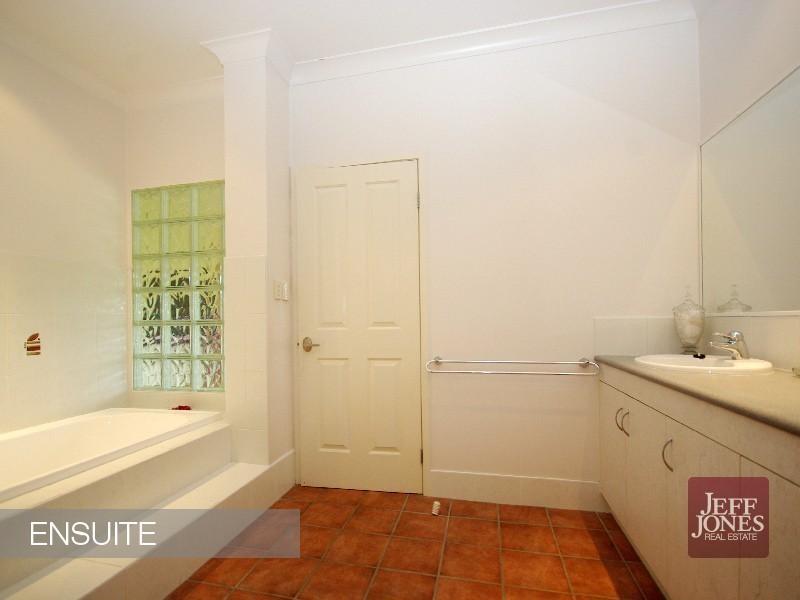 12 Arncliffe Close, Carindale QLD 4152