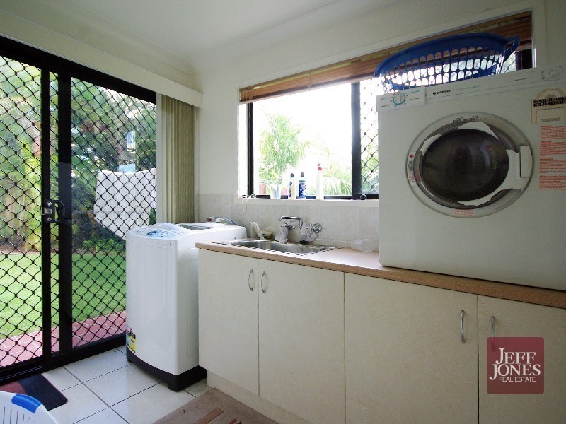 12 Arncliffe Close, Carindale QLD 4152