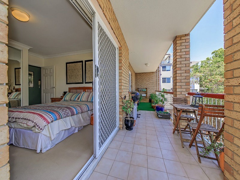 2/56 Knowsley Street, Greenslopes QLD 4120