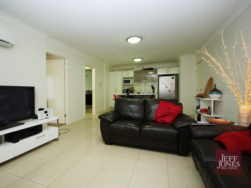 2/15 Rolle Street, Holland Park West QLD 4121