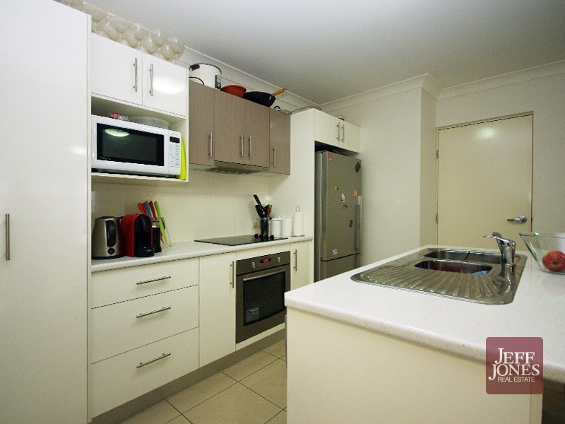 2/15 Rolle Street, Holland Park West QLD 4121