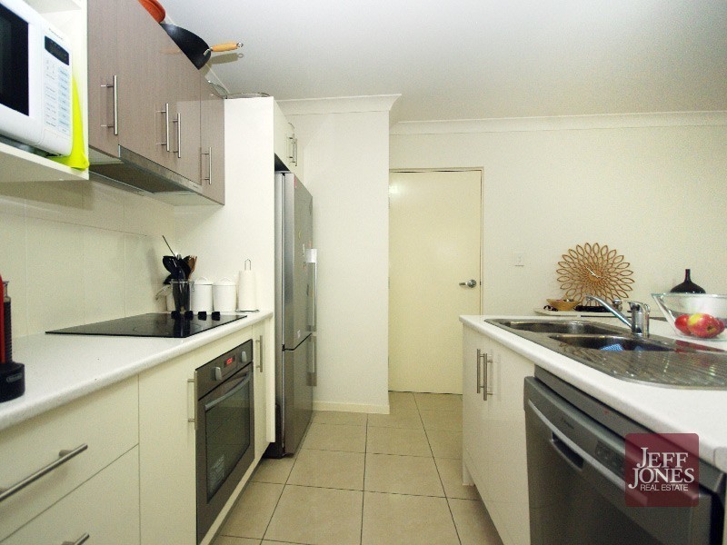 2/15 Rolle Street, Holland Park West QLD 4121