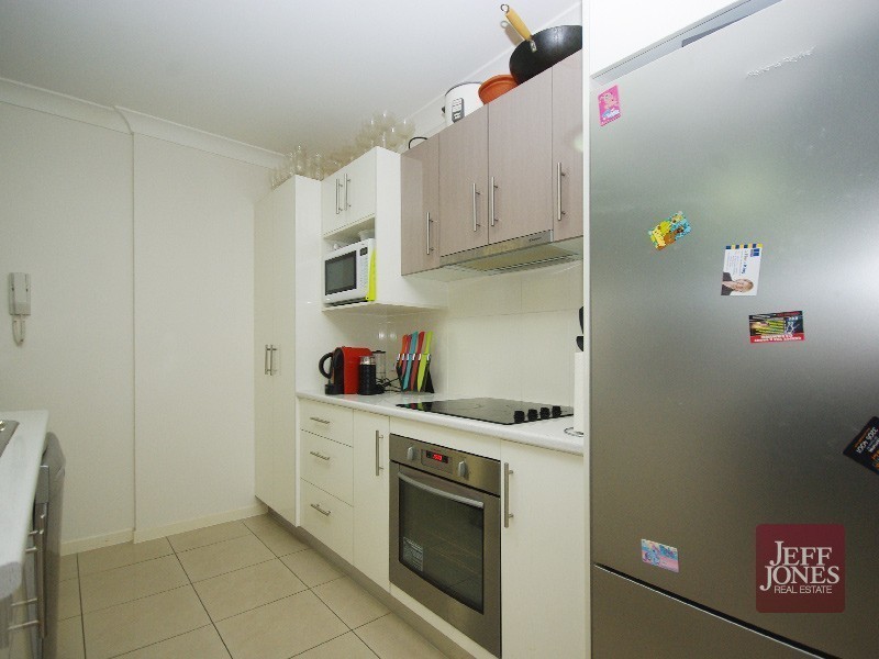 2/15 Rolle Street, Holland Park West QLD 4121