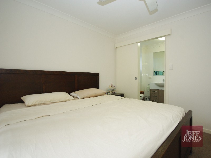 2/15 Rolle Street, Holland Park West QLD 4121